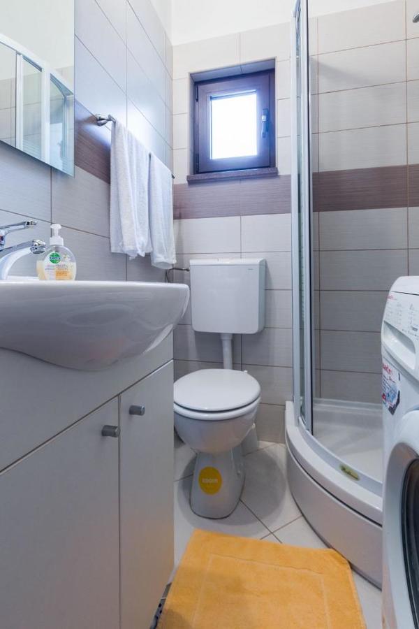 Apartman Bojana Apartamento Starigrad Paklenica Exterior foto