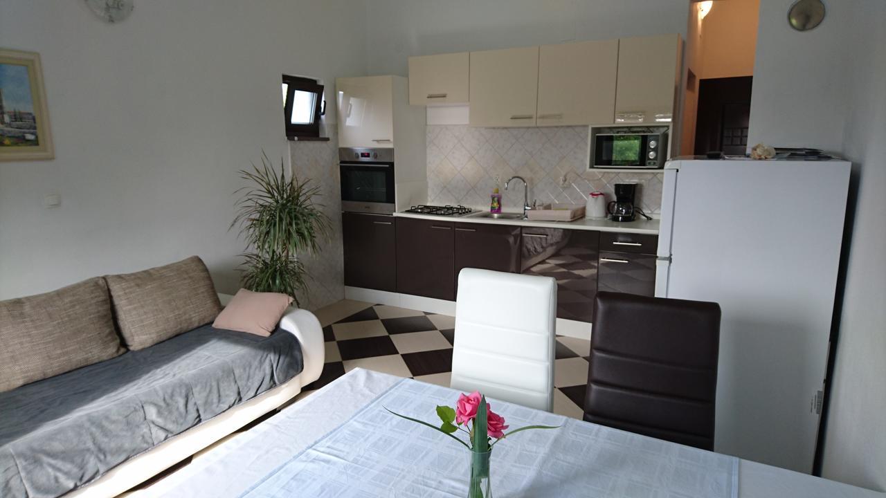 Apartman Bojana Apartamento Starigrad Paklenica Exterior foto